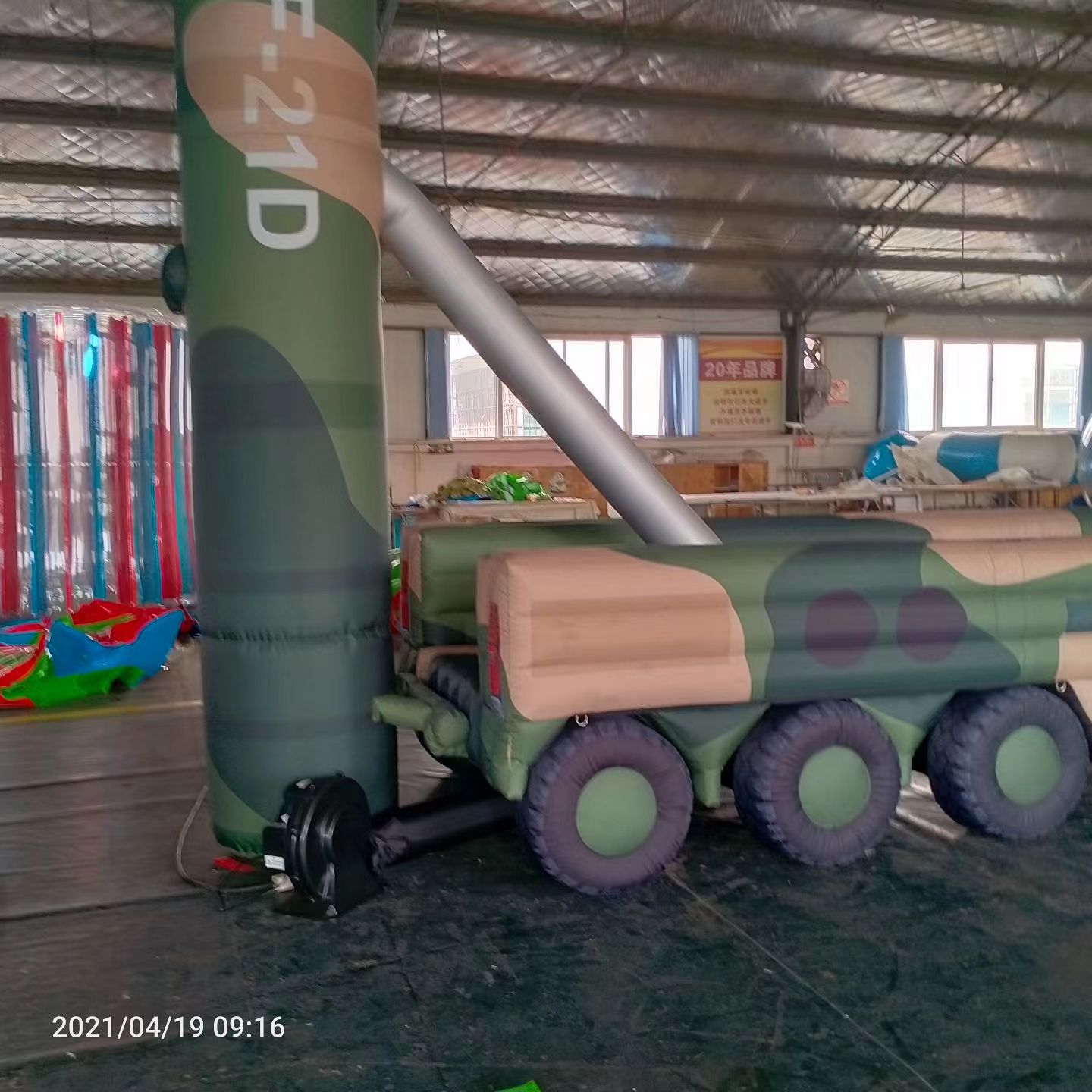 李沧军事演习中的充气目标车辆：模拟发射车雷达车坦克飞机